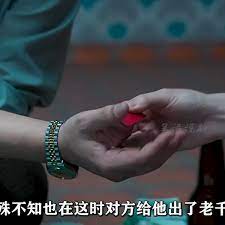 男人去朋友那里打牌，不料却遇到了他妹妹，还对人家一见钟情封面图